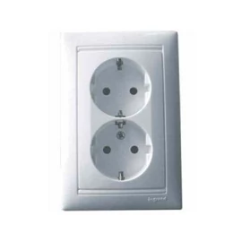 Valena fehér 2x2P+f csatlakozó aljzat Legrand 774400